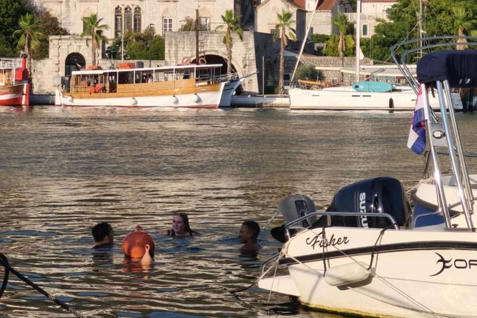 SVEGA ĆEMO SE NAGLEDATI Osvježenje potražili u moru – u Gružu!